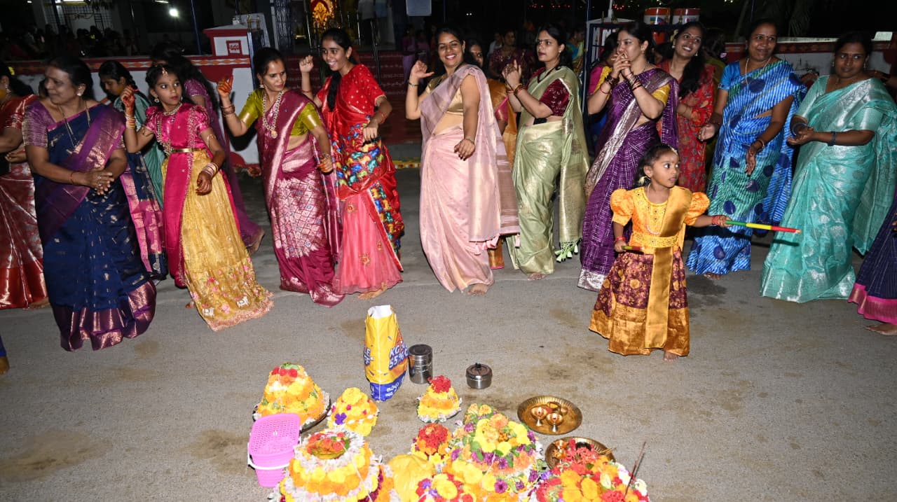 సద్దుల బతుకమ్మ సందడి