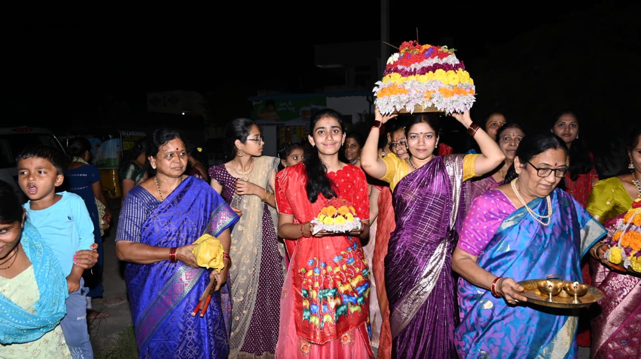 సద్దుల బతుకమ్మ సందడి