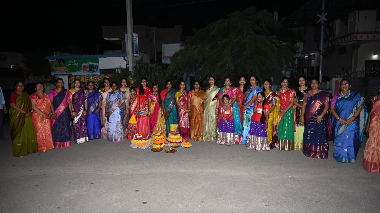 సద్దుల బతుకమ్మ సందడి