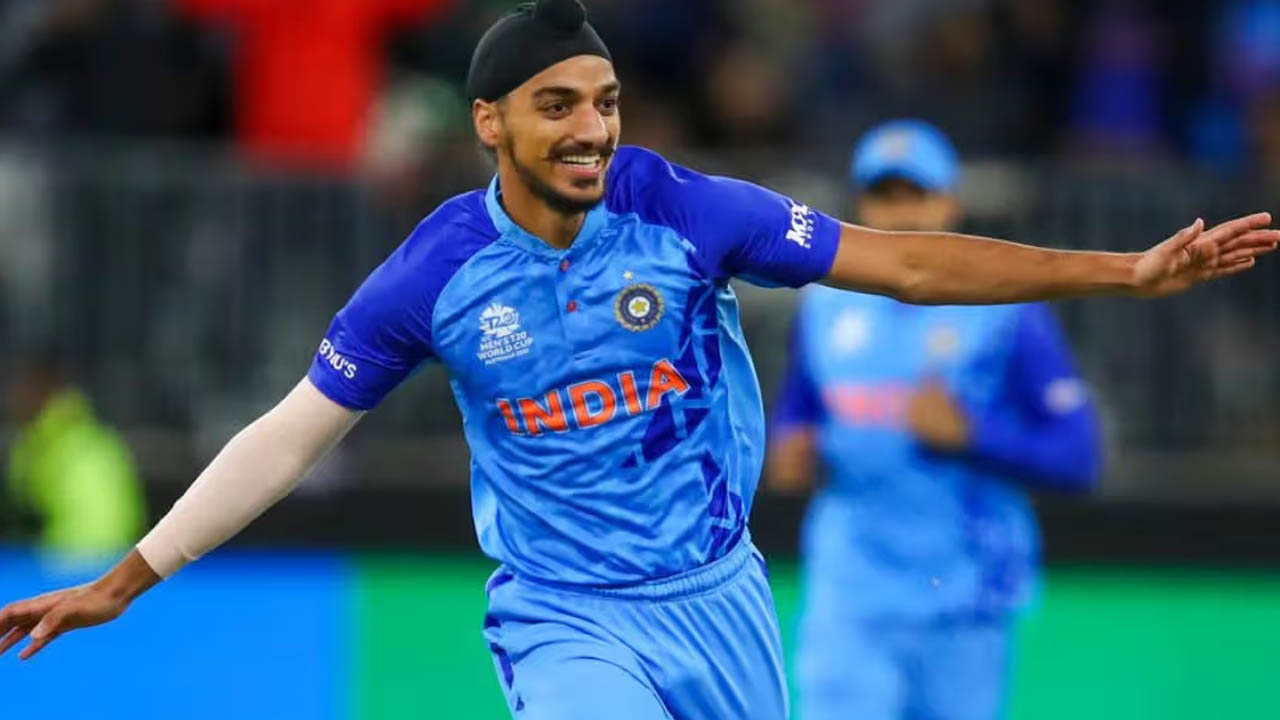 Asia Cup 2025 | అర్ష్‌దీప్ సింగ్ అరుదైన రికార్డు.. అంతర్జాతీయ T 20 ల్లో 100 వికెట్ల మైలురాయి దాటిన తొలి భారత బౌలర్​..