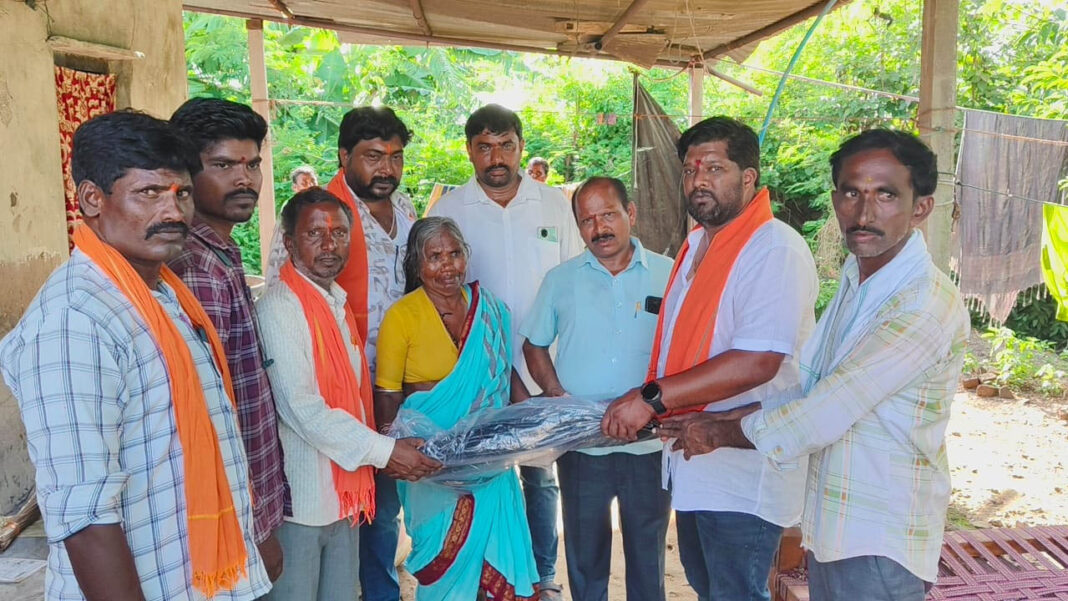 tarpaulin covers Distribution | శిథిలావస్థకు చేరిన ఇళ్ల పరిశీలన.. టార్పాలిన్ కవర్​ల అందజేత