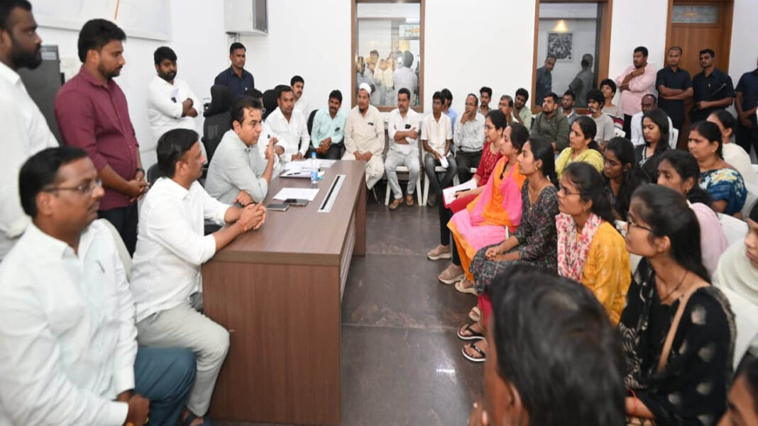 KTR meets medical students | మెడికల్ విద్యార్థులతో కేటీఆర్ భేటీ.. కొత్త స్ధానికత జీవోపై చర్చ.. జరుగుతున్న నష్టంపై ఆవేదన
