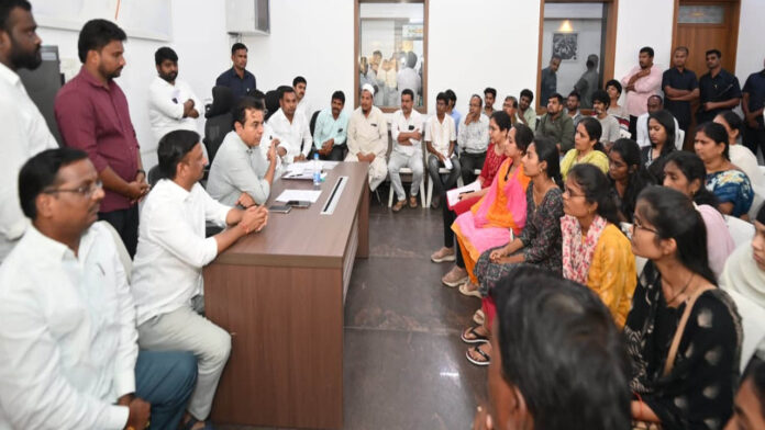 KTR meets medical students | మెడికల్ విద్యార్థులతో కేటీఆర్ భేటీ.. కొత్త స్ధానికత జీవోపై చర్చ.. జరుగుతున్న నష్టంపై ఆవేదన