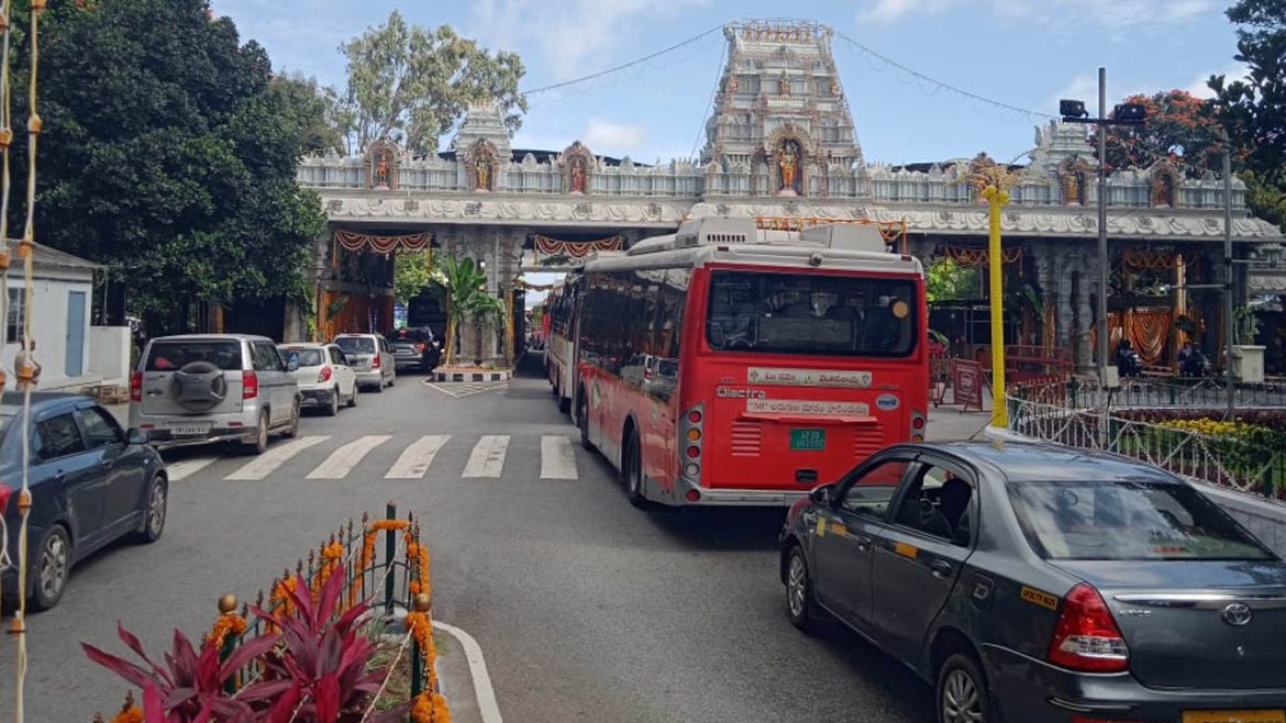 Devotees flock to Tirumala | తిరుమలకు పోటెత్తిన భక్తులు.. కొండపై ఇప్పటికే లక్ష దాటారు!