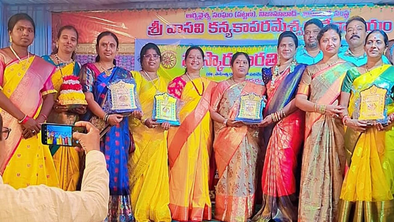 Bathukamma decoration competitions | వాసవీ కన్యకా పరమేశ్వరీ ఆలయంలో బతుకమ్మ సంబరాలు