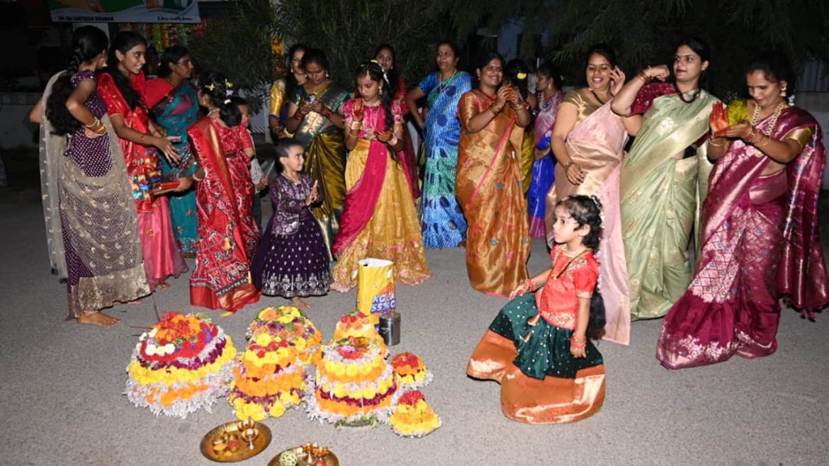 Saddula Bathukamma | సద్దుల బతుకమ్మ సందడి