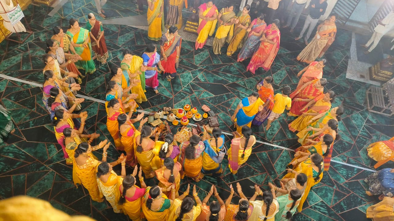 వాసవీ కన్యకా పరమేశ్వరీ ఆలయంలో బతుకమ్మ సంబరాలు