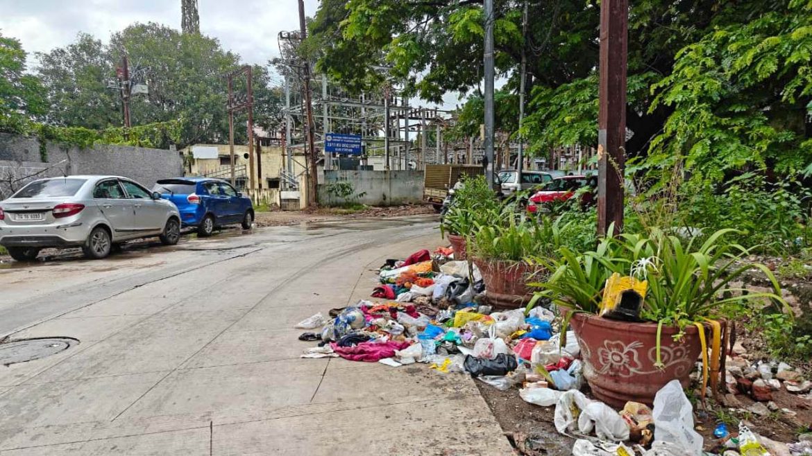 Hyderabad Balkampet | రోడ్డుపైనే చెత్తాచెదారం.. వెలగని వీధిదీపాలు.. బల్కంపేటపై బల్దియా శీతకన్ను!