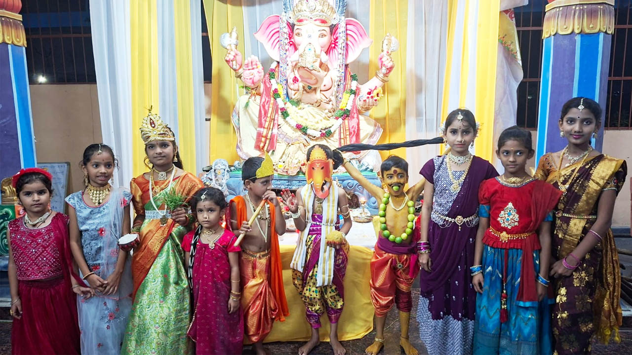 Vinayaka Navratri celebrations | వినాయక నవరాత్రుల సంబరాలు.. లంబోదరుడి సేవలో భక్తజనం!