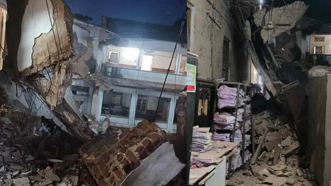 Collectorate building collapses | ఆదిలాబాద్​లో భారీ వ‌ర్షం.. కుప్ప‌కూలిన క‌లెక్ట‌రేట్ భ‌వ‌నం