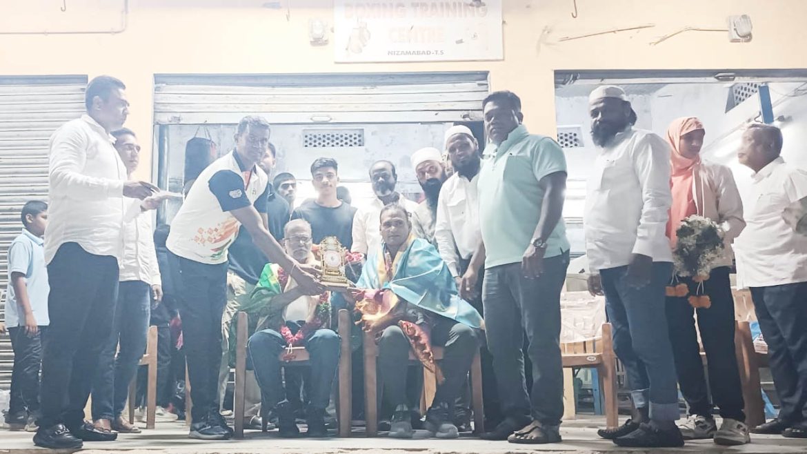 Indian women's team coach | భారత మహిళా బాక్సర్ల కోచ్​కు ఘన సన్మానం