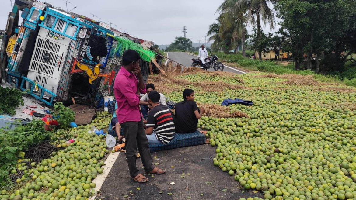Lorry overturned | అదుపు తప్పి లారీ బోల్తా.. తప్పిన ప్రమాదం