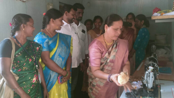 Free sewing machine training | వెల్లుట్లలో అందుబాటులోకి ఉచిత కుట్టుమిషిన్ శిక్షణ.. 50 శాతం సబ్సిడీపై మిషన్​ల అందజేత