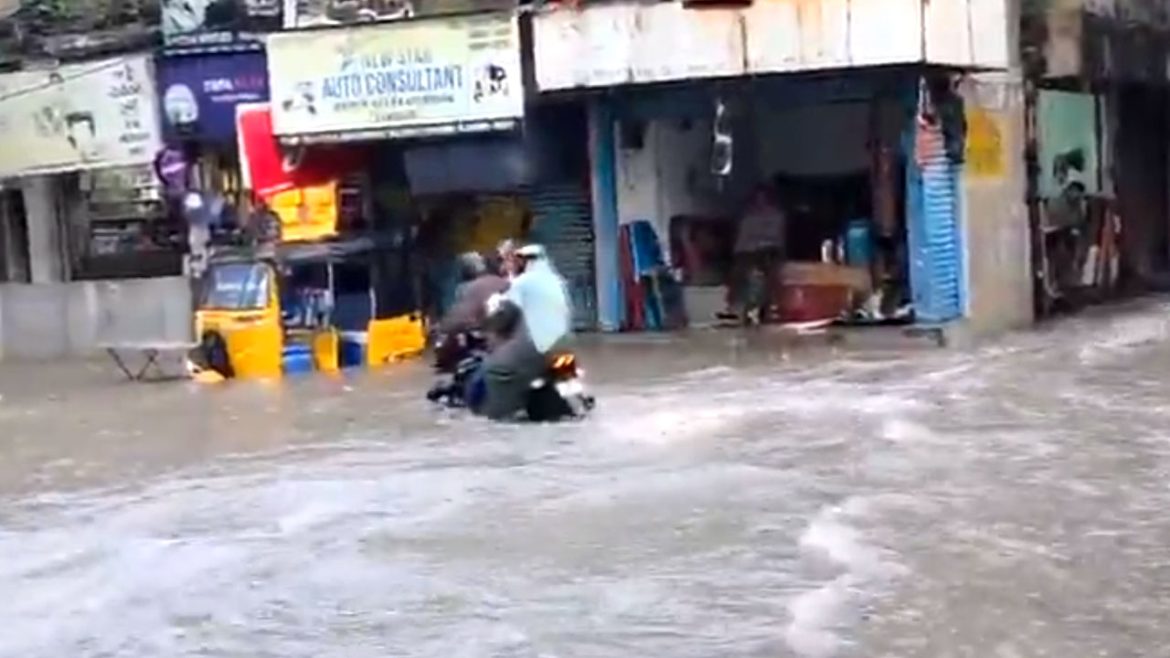 Hyderabad Rains | హైదరాబాద్​లో భారీ వర్షం.. నగరవాసుల తిప్పలు