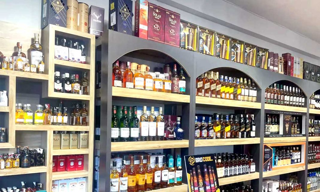 New Liquor Shops | తొలి రోజు కిట‌కిట‌లాడిన మ‌ద్యం దుకాణాలు.. వాకిన్ స్టోర్లకు మంచి స్పందన