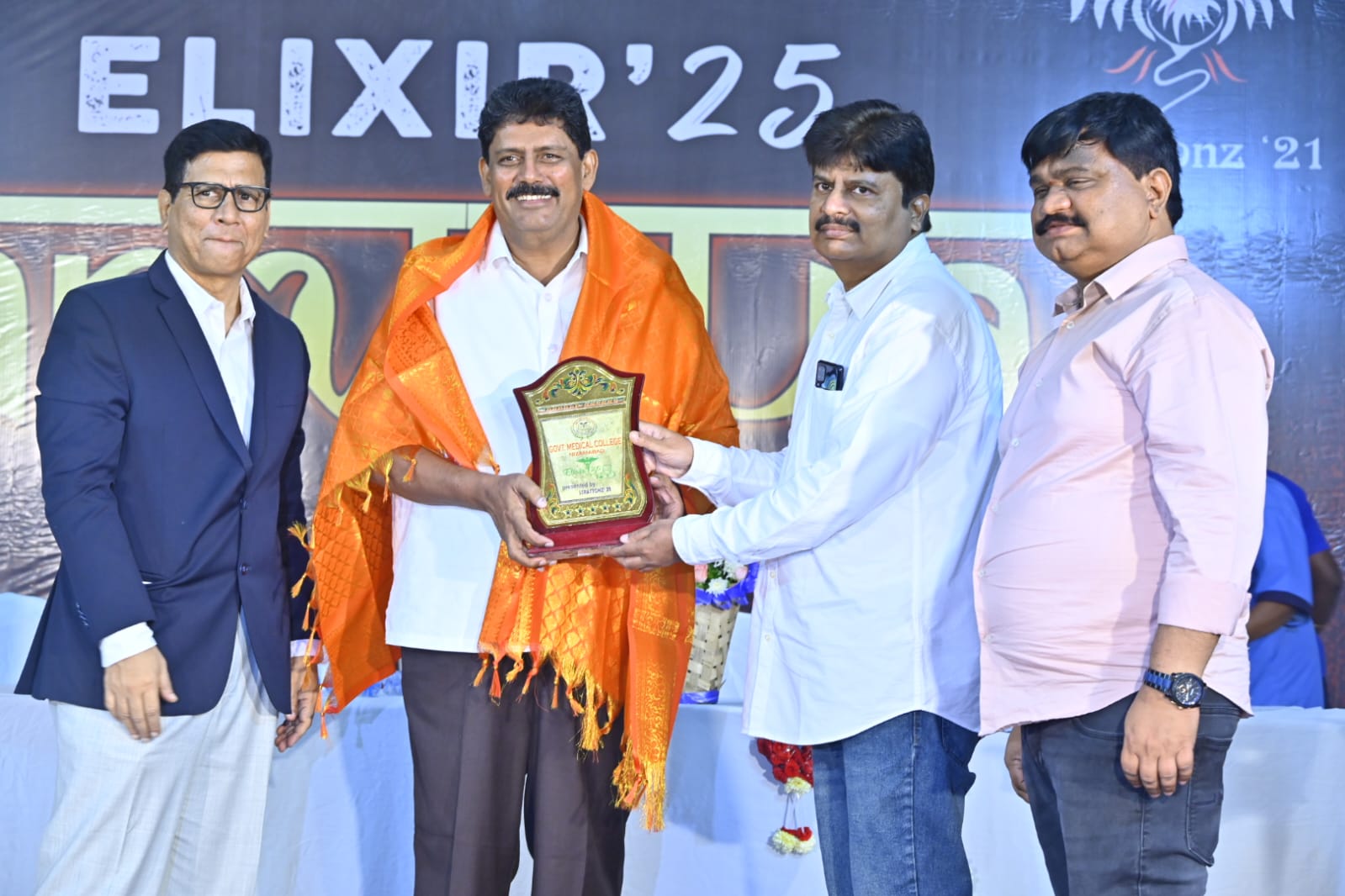 మెడికల్ కళాశాలలో అలరించిన ట్రెడిషనల్ డే