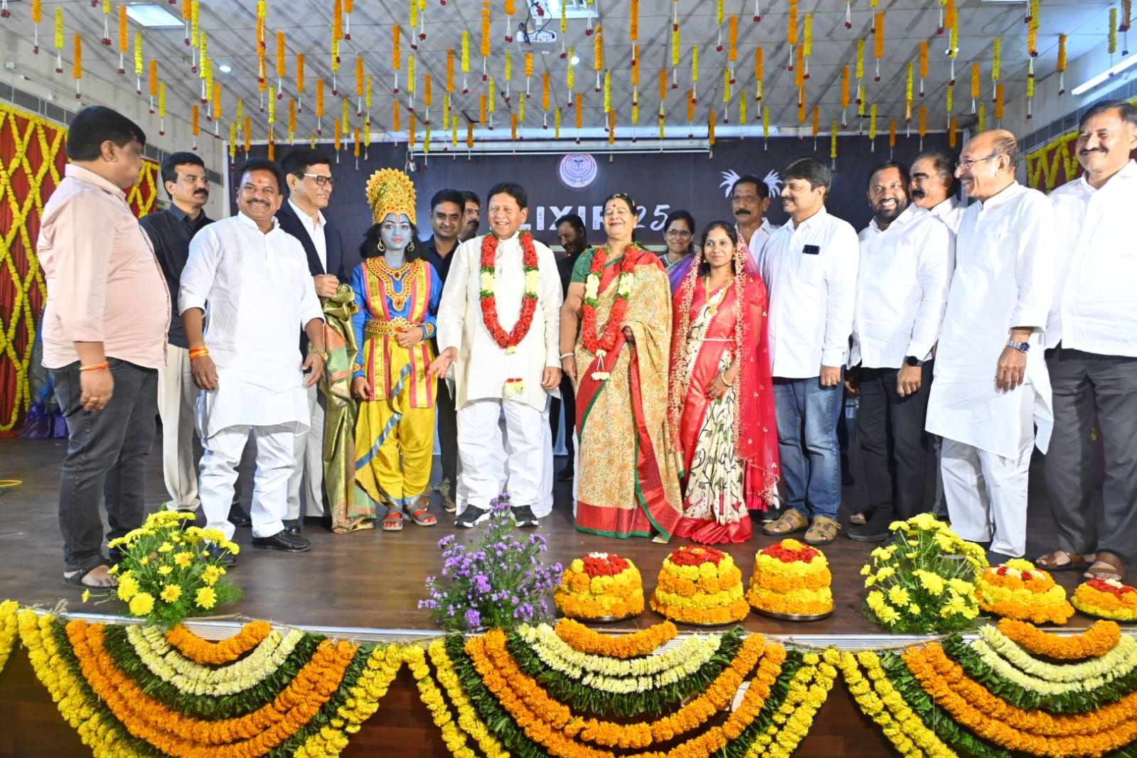 మెడికల్ కళాశాలలో అలరించిన ట్రెడిషనల్ డే