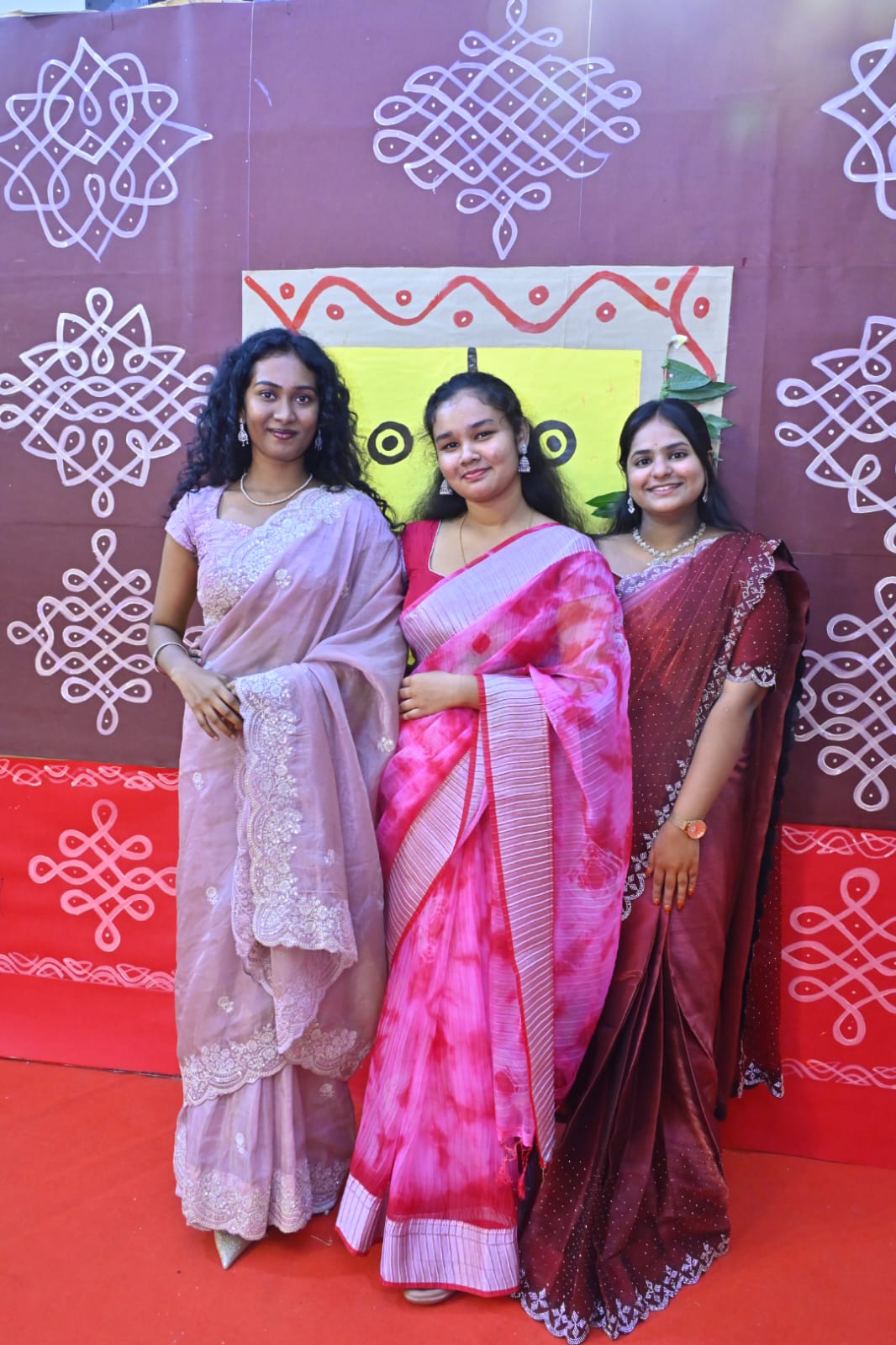 మెడికల్ కళాశాలలో అలరించిన ట్రెడిషనల్ డే