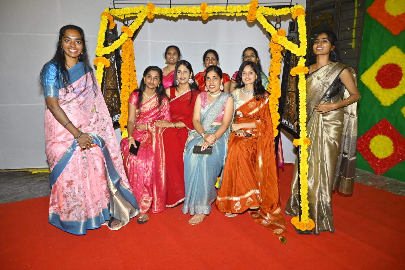 మెడికల్ కళాశాలలో అలరించిన ట్రెడిషనల్ డే