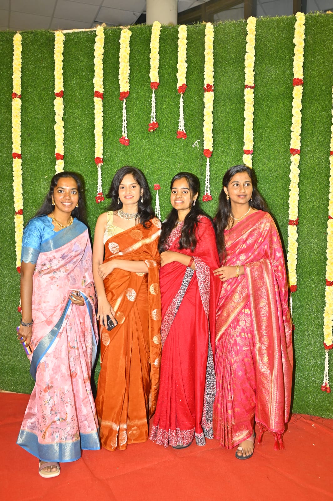 మెడికల్ కళాశాలలో అలరించిన ట్రెడిషనల్ డే