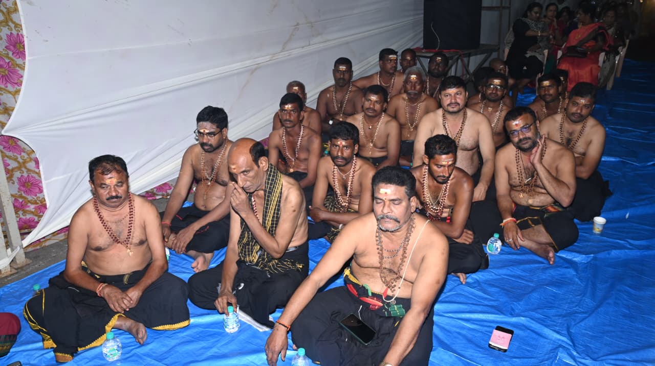 భక్తిశ్రద్ధలతో మహా పడిపూజ..