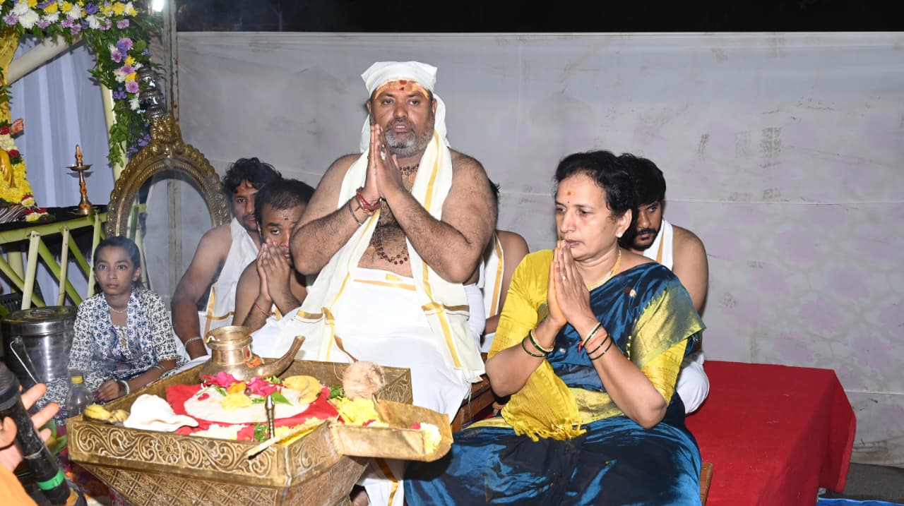 భక్తిశ్రద్ధలతో మహా పడిపూజ..