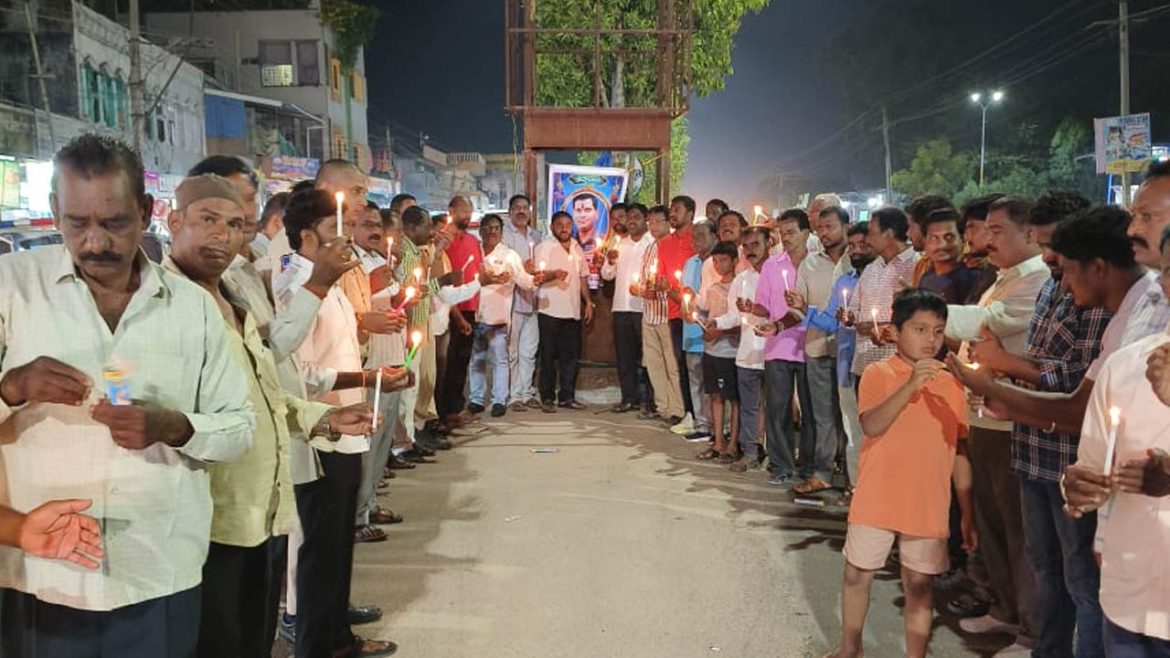 Candlelight rally | కానిస్టేబుల్ ప్రమోద్​కు కొవ్వొత్తులతో నివాళి