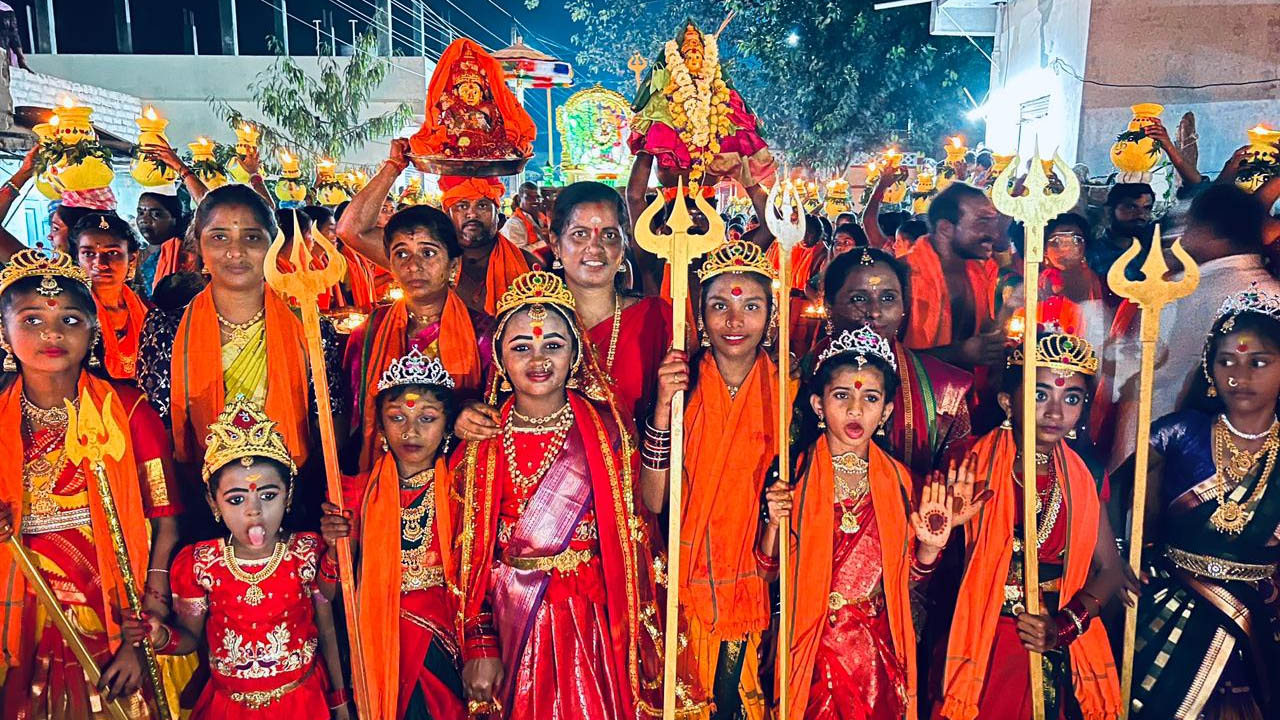 నేత్రపర్వంగా దేవీ నిమజ్జన శోభాయాత్ర