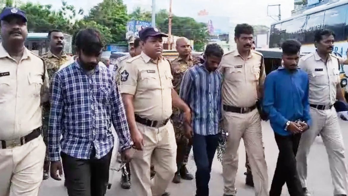 gang rape perpetrators | గ్యాంగ్​ రేప్​ కీచకులకు పోలీసుల గుణపాఠం.. బేడీలు వేసి రోడ్డుపై..!