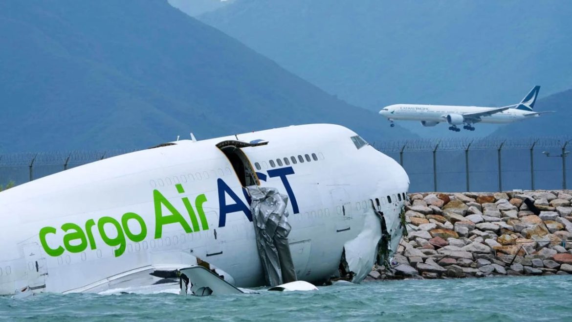 Hong Kong Plane Crash | హాంగ్‌కాంగ్‌లో ఘోర‌ విమాన ప్రమాదం.. సముద్రంలోకి జారిన బోయింగ్ 747 కార్గో విమానం