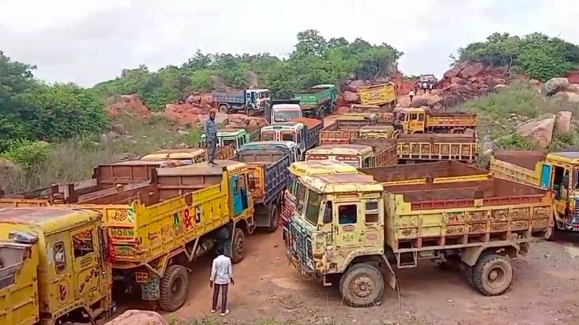 illegal mining | కొండలను తవ్వేస్తున్నారు.. యథేచ్ఛగా అక్రమ మొరం దందా.. "మామూలు"గా తీసుకుంటున్న అధికారులు, పోలీసులు!