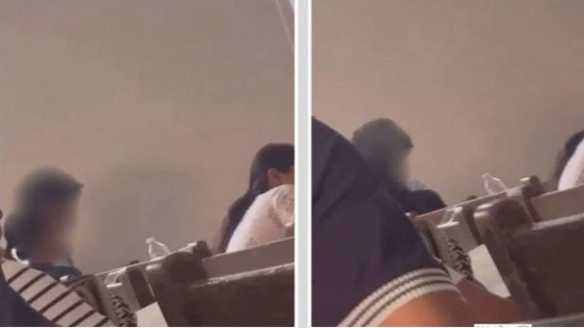 students kissing | కాలేజీ క్లాస్‌ రూమ్‌లో లెక్చరర్‌ ఉండగానే విద్యార్థుల కిస్సింగ్​.. వీడియో వైరల్!
