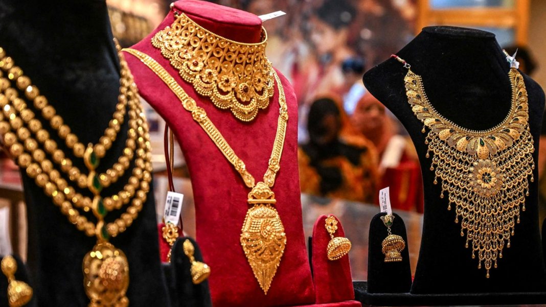 gold Today Gold Prices | బంగారం, వెండి ధరలు కాస్త తగ్గుముఖం .. సామాన్యులకి ఇంకా అందని కలగా పసిడి!