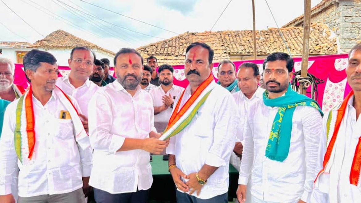 Massive additions to Congress | ఎమ్మెల్యే సమక్షంలో కాంగ్రెస్​లోకి భారీగా చేరికలు..