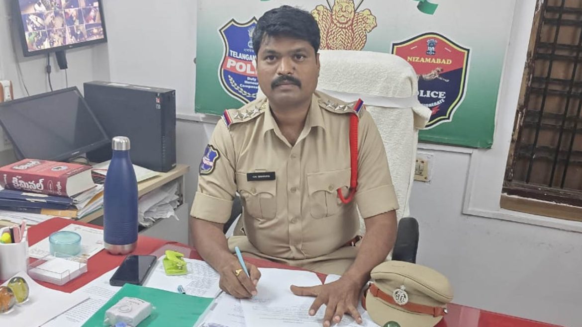 SHO | రూరల్ ఎస్​హెచ్​వోగా శ్రీనివాస్ బాధ్యతల స్వీకరణ