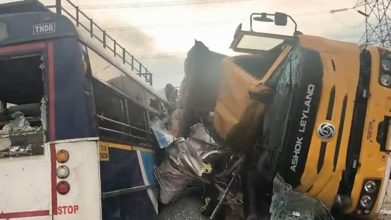 మ‌రో బ‌స్సు ప్ర‌మాదం.. టిప్ప‌ర్ ఢీకొనడంతో 17 మంది దుర్మరణం
