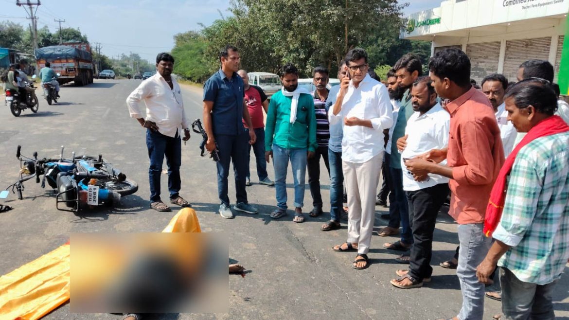 road accident | ద్విచక్ర వాహనాన్ని ఢీకొన్న లారీ.. ఇద్దరికి తీవ్ర గాయాలు