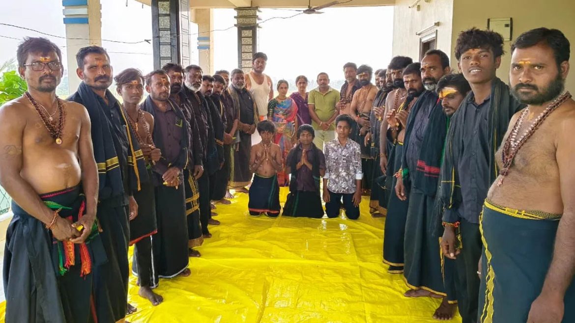 Ayyappa Swamy | అయ్యప్ప భక్తులకు భిక్ష.. మత సామరస్యాన్ని చాటిన ముస్లిం కుటుంబం