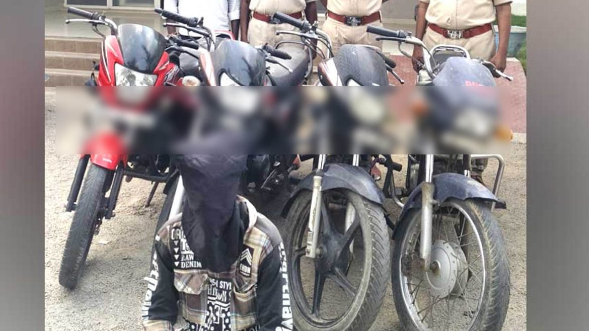 Kamareddy Police | వీళ్లు మామూలు పోలీసులు కాదు.. చోరీ కేసుల్లో దొరికిన బైకులను అమ్మేశారు..!