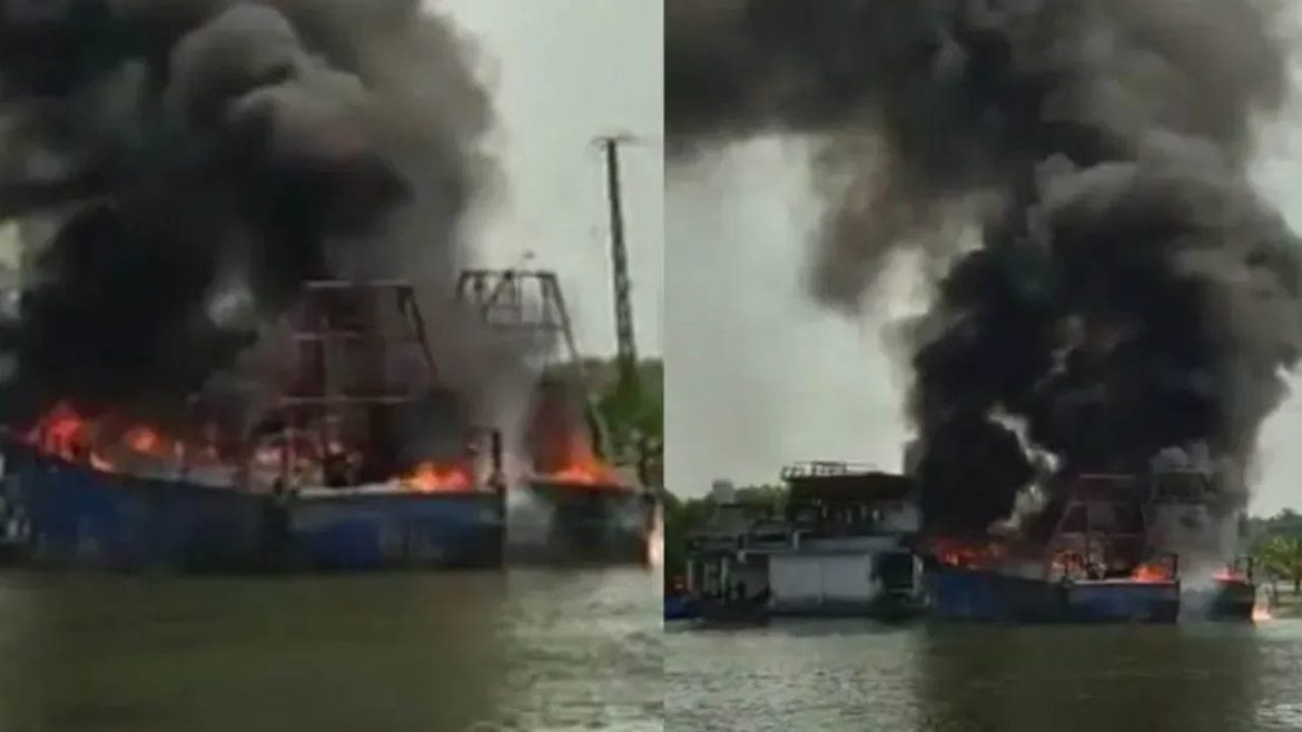 Fires broke in fish boats | అగ్ని ప్రమాదం.. ఫిష్​​ బోట్స్​లో చెలరేగిన మంటలు..