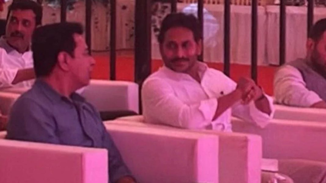 KTR and YS Jagan | ఒకే వేదికపై కేటీఆర్​, వైఎస్​ జగన్​.. ఉభయ రాష్ట్రాల్లో చర్చకు దారితీసిన అధి–అగ్ర నేతల కలయిక!