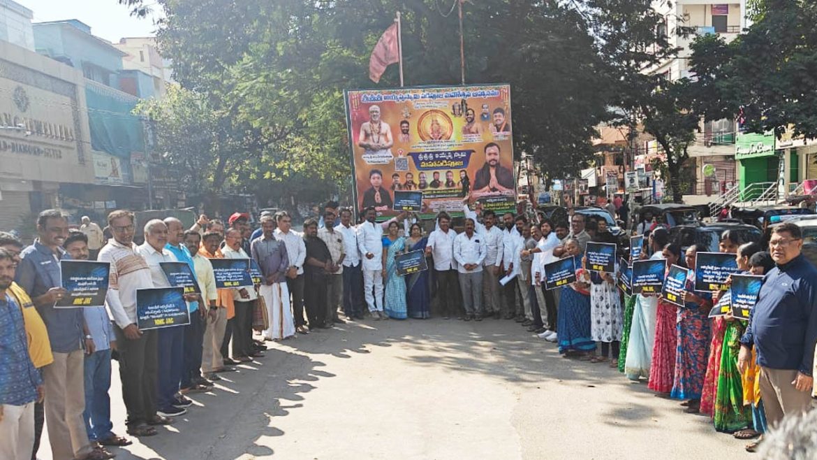 Nizampet Municipal Corporation | కనీస వసతల కల్పనపై మున్సిపల్​ కమిషనర్​ నిర్లక్ష్యం.. రోడ్డెక్కిన నిజాంపేట్​ పరిధి ప్రగతినగర్​ వాసులు!