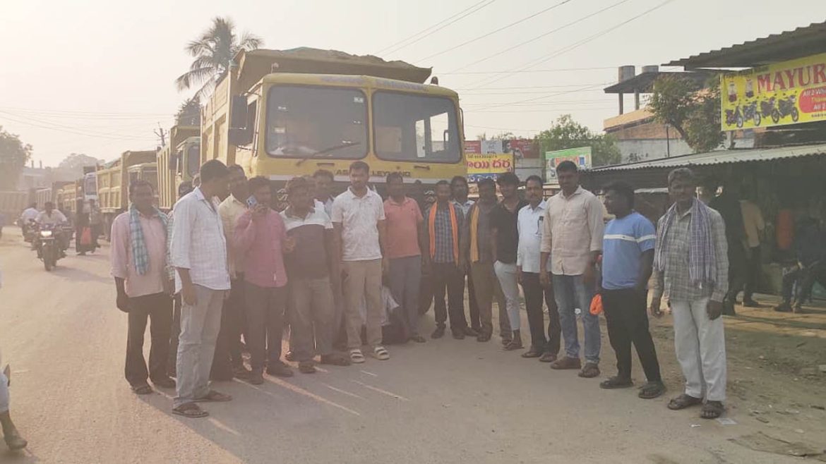illegal sand transportation | ఇందిరమ్మ ఇళ్ల పర్మిషన్ పేరుతో ఇసుక అక్రమ రవాణా.. అడ్డుకున్న రైతులు