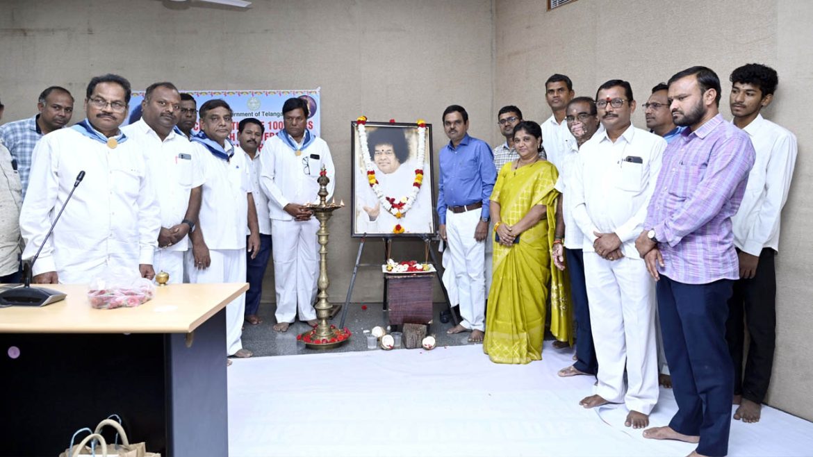 SathyaSai Baba centenary celebrations | కలెక్టరేట్​లో సత్యసాయి బాబా శత జయంతి వేడుకలు