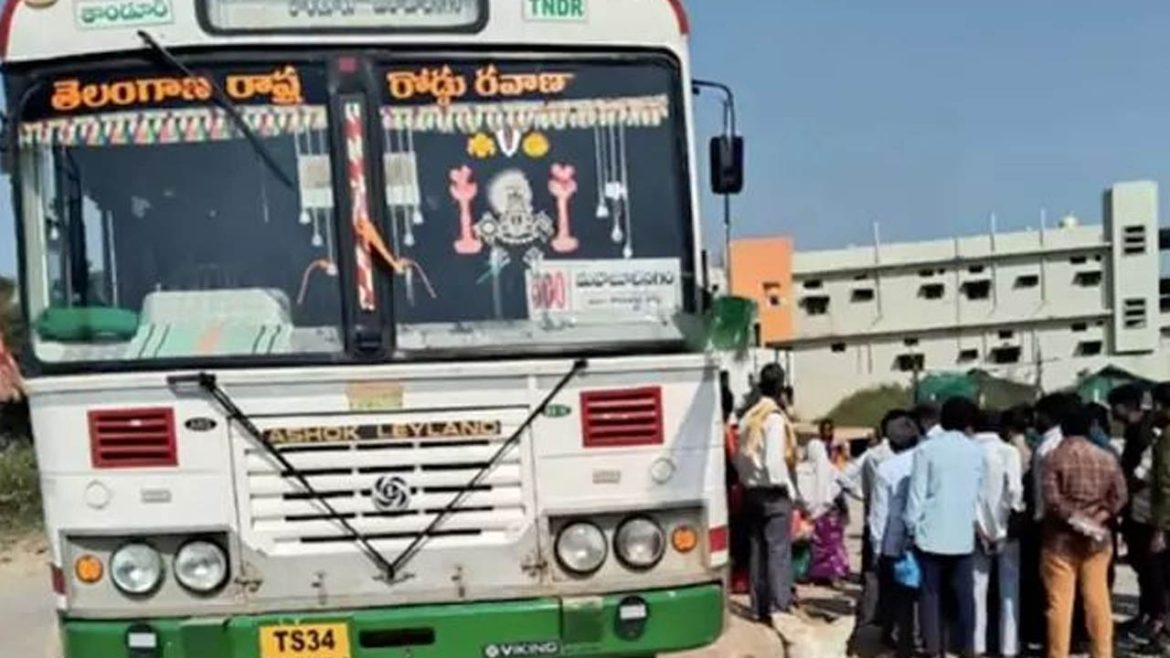 Tandur RTC bus | ఊడిన స్టీరింగ్​ రాడ్​.. తప్పిన బస్సు ప్రమాదం!