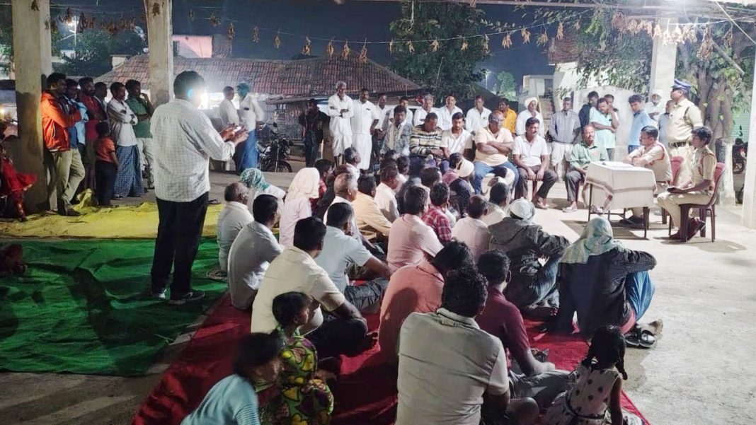 Police village visit | పోలీసుల విలేజ్​ విజిటింగ్​..