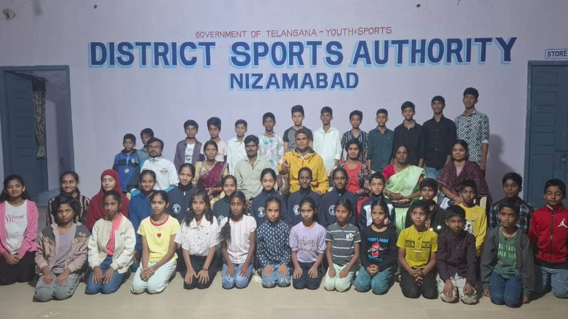 Yoga asana competitions | రాష్ట్రస్థాయి యోగాసన పోటీలకు బయలుదేరిన జిల్లా విద్యార్థులు