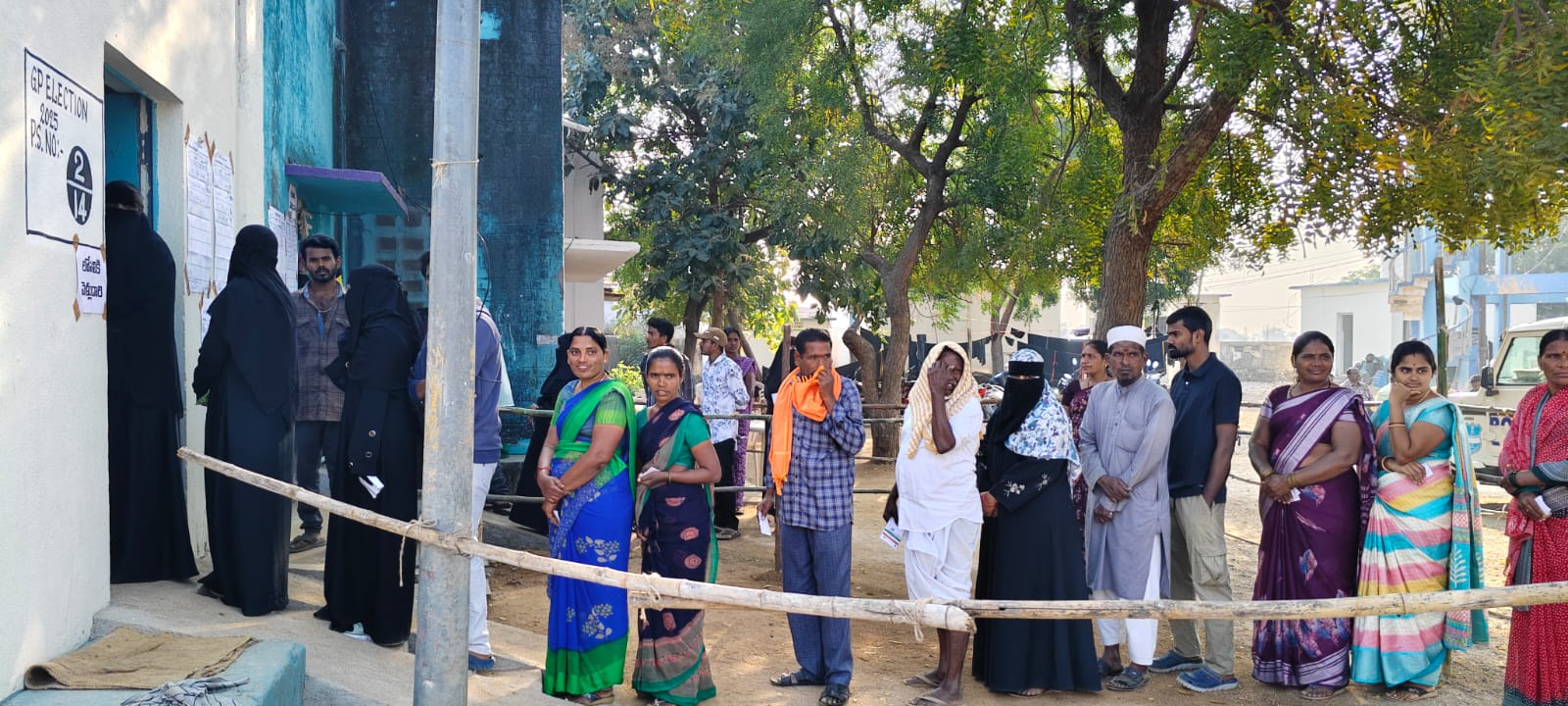 అంకాపూర్​లో బారులు తీరిన ఓటర్లు