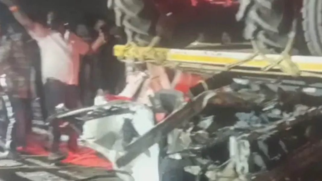 Road Accident | ఘోర ప్రమాదం.. కంటైనర్​ను ఢీకొన్న కారు.. నలుగురు దుర్మరణం