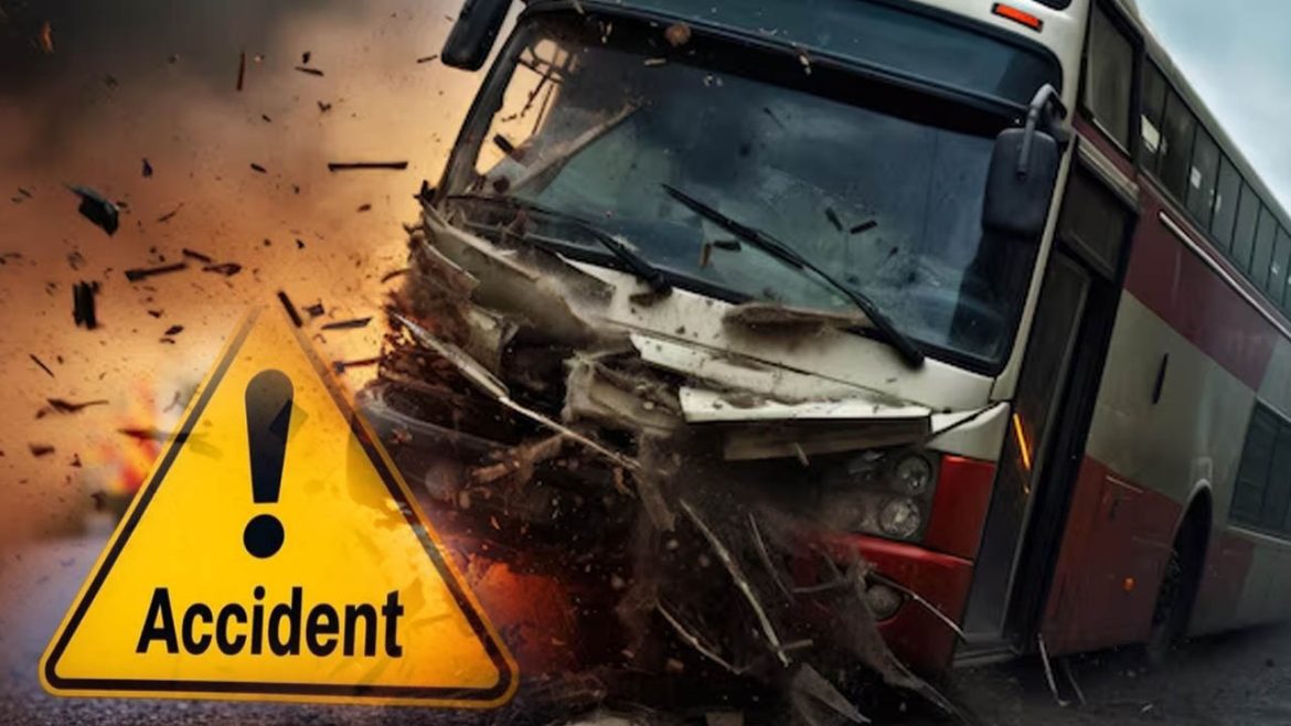 Rajamundry Road Accident | రాజమండ్రిలో అర్ధరాత్రి ఘోర రోడ్డుప్రమాదం.. వరుసగా నాలుగు బస్సులు ఢీ.. 26 మందికి గాయాలు